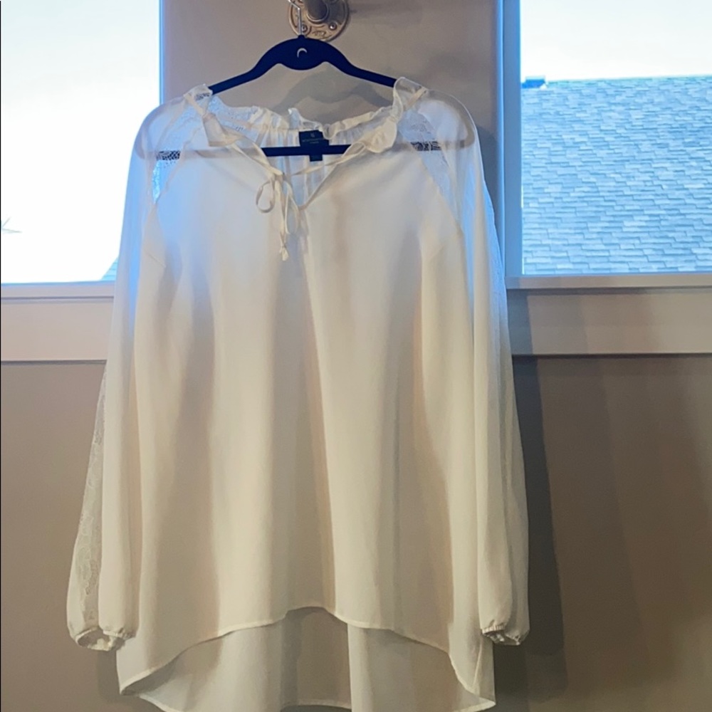 2XL white top with some lace details